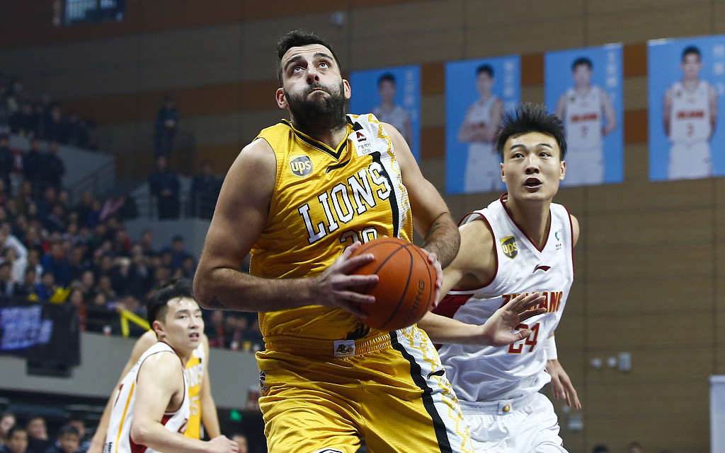 关于希腊中锋助球队连胜铁血表现获赞誉的信息