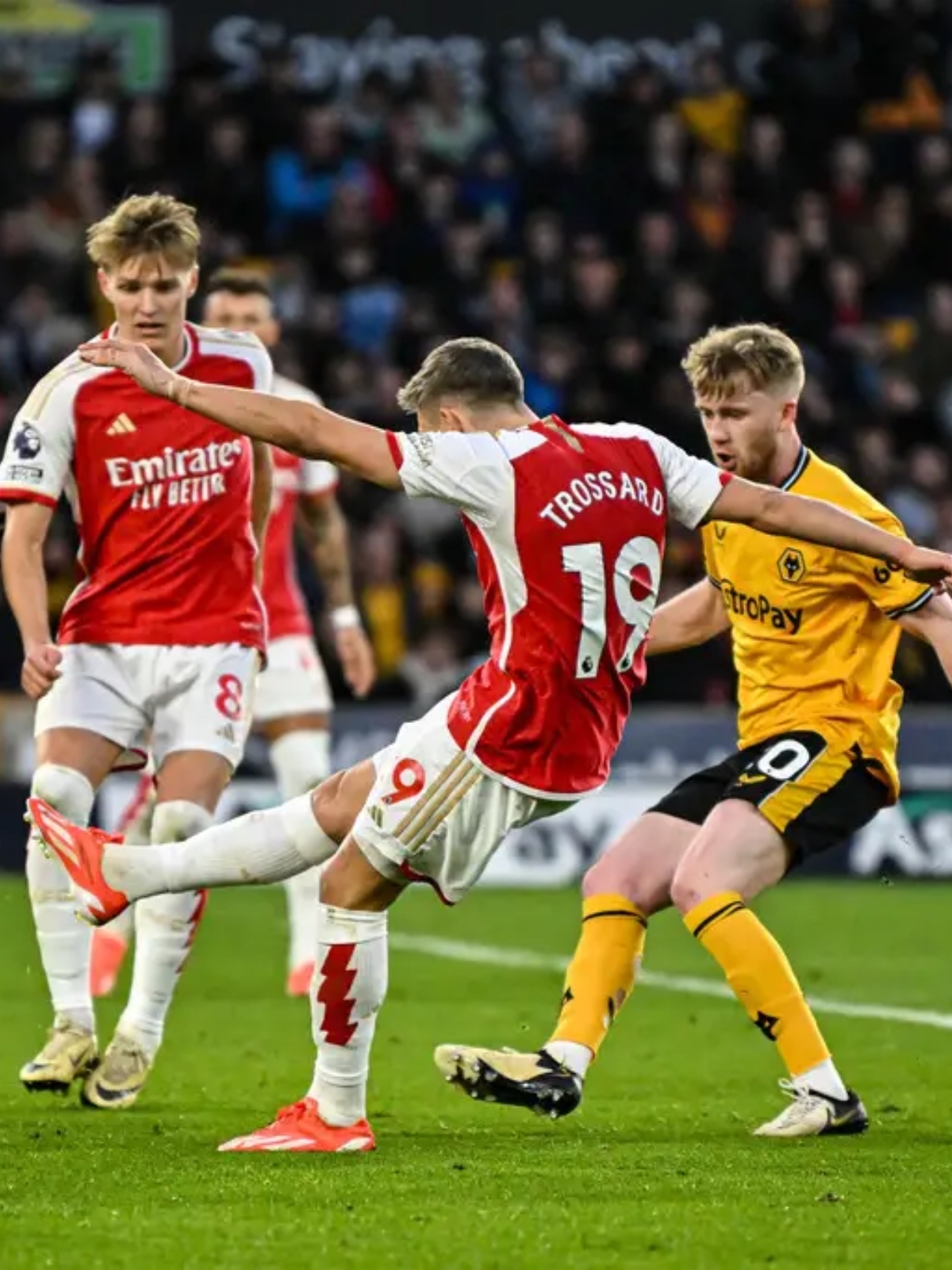 开云体育官网-狼队客场惊险取胜，英超中游积分暂居前列的简单介绍