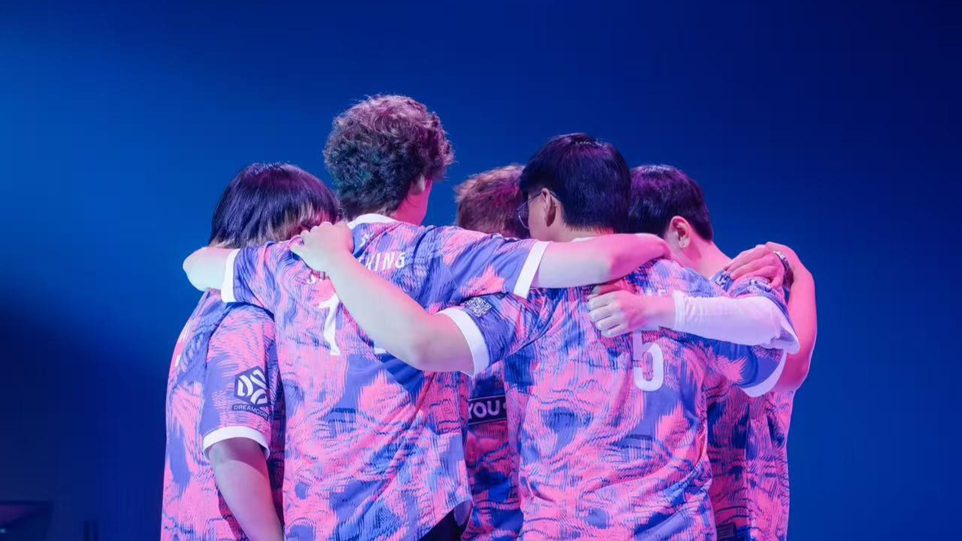 开云体育下载-FLY翻盘TL，BDD完成史诗逆转宿命之战小组赛，点燃全场激情