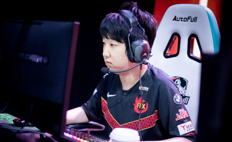 开云体育-CLG翻盘100T，ShowMaker关键团战开团秒人激烈交锋四强赛，留下经典瞬间